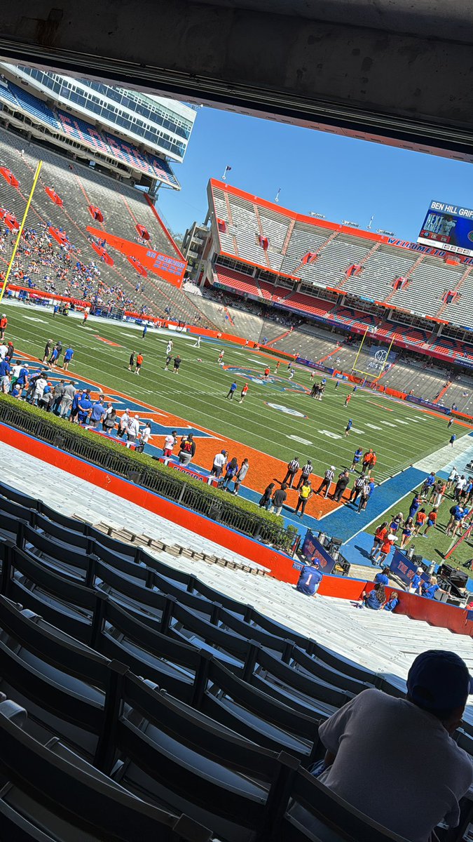 Hello, @GatorsFB. #OrangeandBlue