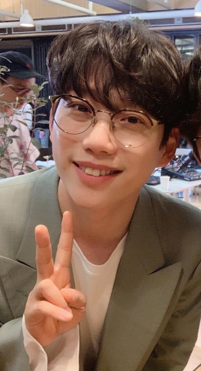 Dochi_0301's tweet photo. 세상에 한 명의 권정열 팬이 있다면, 그 사람은 아마도 나일 것이다.
세상에 단 한 명의 권정열 팬도 없다면, 나는 그제서야 이 세상에 없는 것이다.
권정열, 나의 사랑.
권정열, 나의 빛.
권정열, 나의 어둠.
권정열, 나의 삶.
권정열, 나의 기쁨
권정열, 나의 영혼.
권정열, 나의 구원. https://t.co/fs5OKEZx90