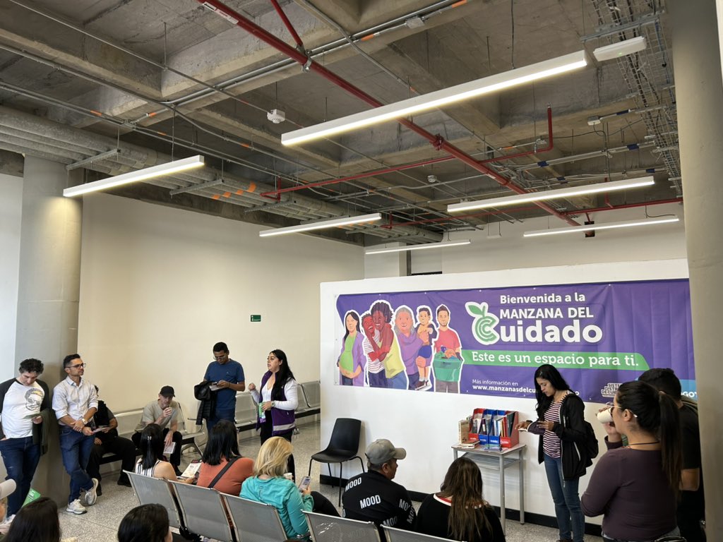 ErikVergel's tweet photo. Cuarto día curso Financiación Urbana y Políticas de Suelo del @landpolicy visita de campo al Cable Aéreo de Ciudad Bolívar @LaRolitaBog con apoyo de la @secredistmujer recorrido manzana del cuidado: movilidad, accesibilidad, proximidad y cuidado @ArqDisUA @CiderUniandes @Uniandes https://t.co/JlgHdX2FnI