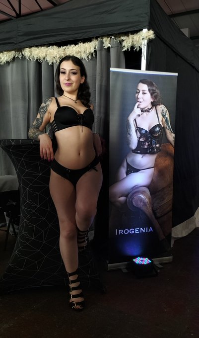 Salon de Bruxelles jour 2 🔥  Venez nombreux pour me rencontrer sur le stand de @myalorenn mes loulous