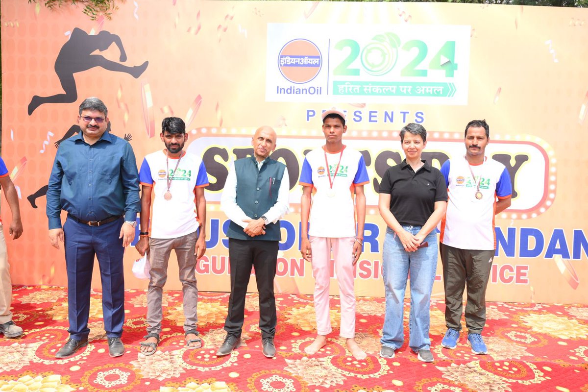 GurgaonDO's tweet photo. 🏅 Gurgaon DO held a thrilling sports meet for our frontline force of dedicated customer attendants! 🚗 With renewed knowledge &amp; commitment, they are ready to scale new heights. Kudos to all and congratulations to the winners !🎉  
@ManojGu10100891
@ChairmanIOCL https://t.co/bASspMaYHx