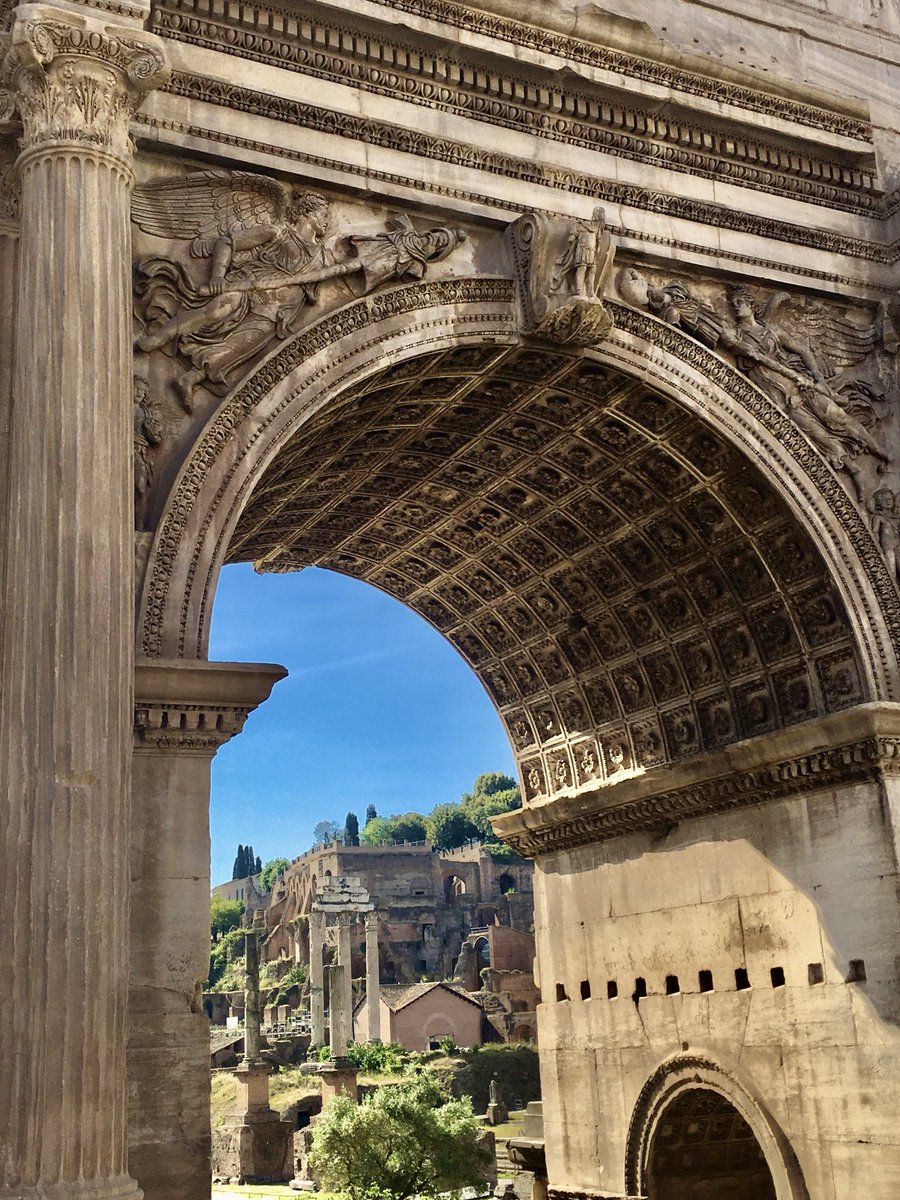 Vista attraverso l'Arco di Settimio Severo (203 d.C) #ForoRomano #Roma 🤍 #Rome