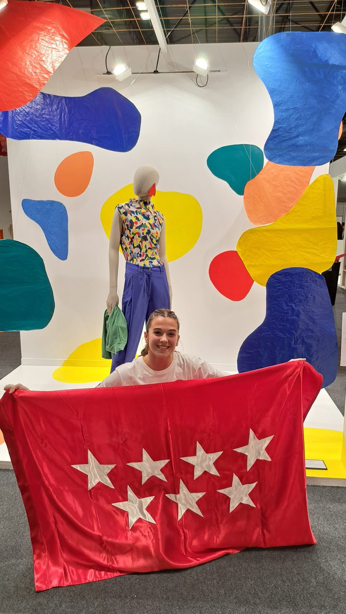 IESClaradelRey's tweet photo. ¡¡¡¡SOMOS ORO!!!!🥇🫶🏼🤍🍀 Oro en @spainskills 😁😁😁 en escaparatismo y comercialización visual. No podemos estar más orgullosos de nuestra alumna Elena Zoreda👏🏼 y a su guía y apoyo Marisa Herranz, profesora de escaparatismo. Patrocinadores @skfk_official  y @mrolomanequins #fp https://t.co/Yfgl5lWqGO