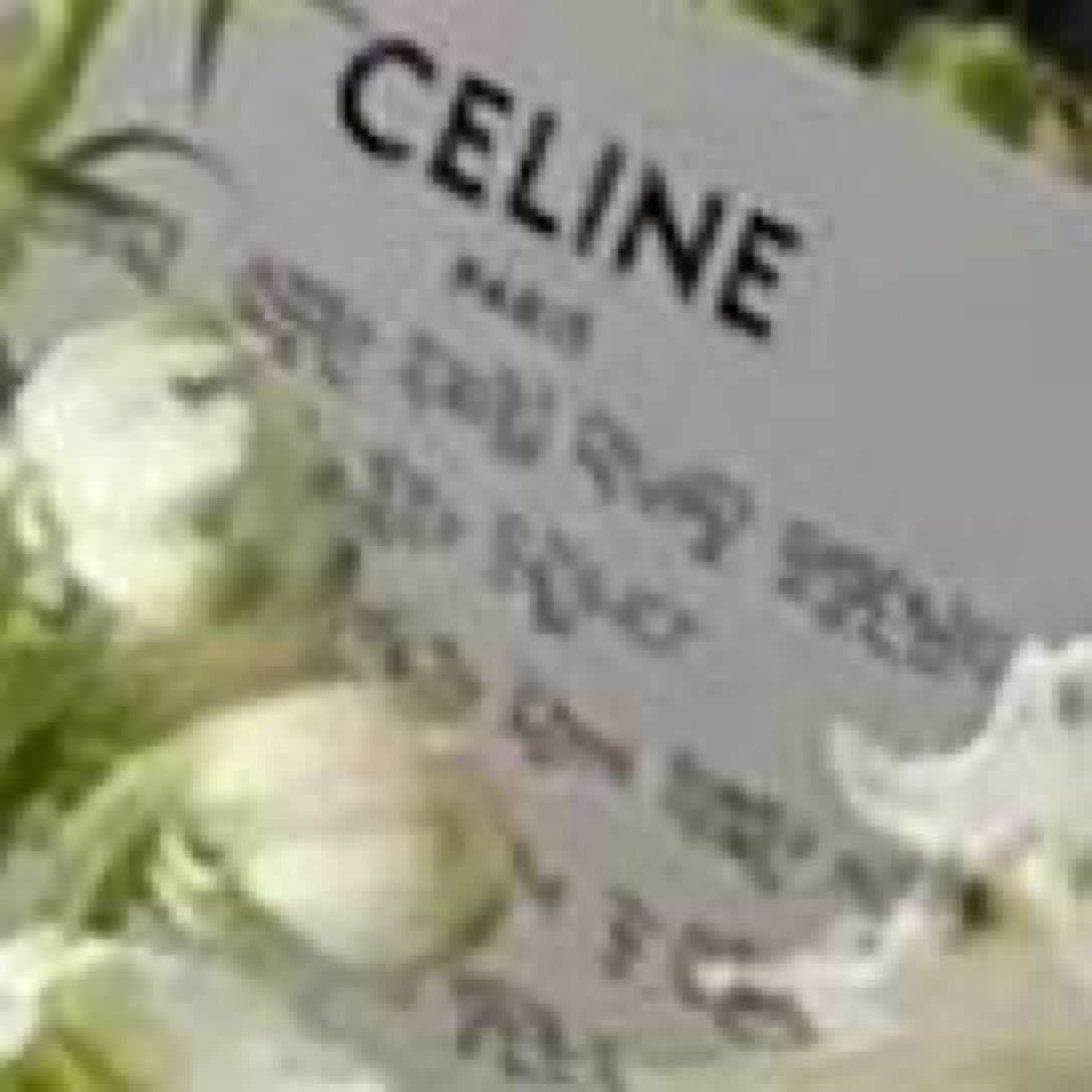 cato_o_o's tweet photo. The Celine birthday flower bouquet for Danielle with a card that says “Our house’s precious maknae daughter…” ❤️ https://t.co/wf97s0hAXQ
