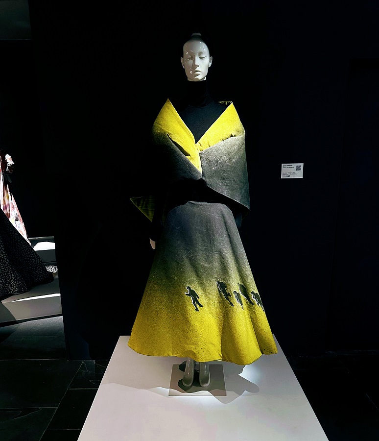 Juan Genovés (Valencia, 1930-Madrid, 2020).  Ciutadans, 2001. Fusión de arte y moda por Manuel Fernández para #fashionart en el
<a href="/MuVIM/">MuVIM</a> 
artedecercanias.com/2023/06/juan-g…