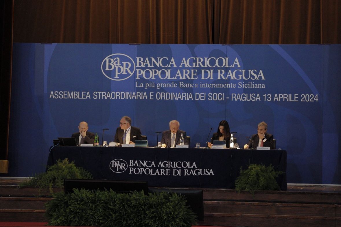 cominandpa's tweet photo. A Ragusa, e in video collegamento da Siracusa e Catania, si è tenuta oggi l’Assemblea dei Soci di #BAPR, dove è stato approvato il bilancio 2023. I risultati confermano l’elevata solidità, efficienza e redditività dell’Istituto, nonché il suo impegno per lo sviluppo della Sicilia https://t.co/2hmdQjO9ez