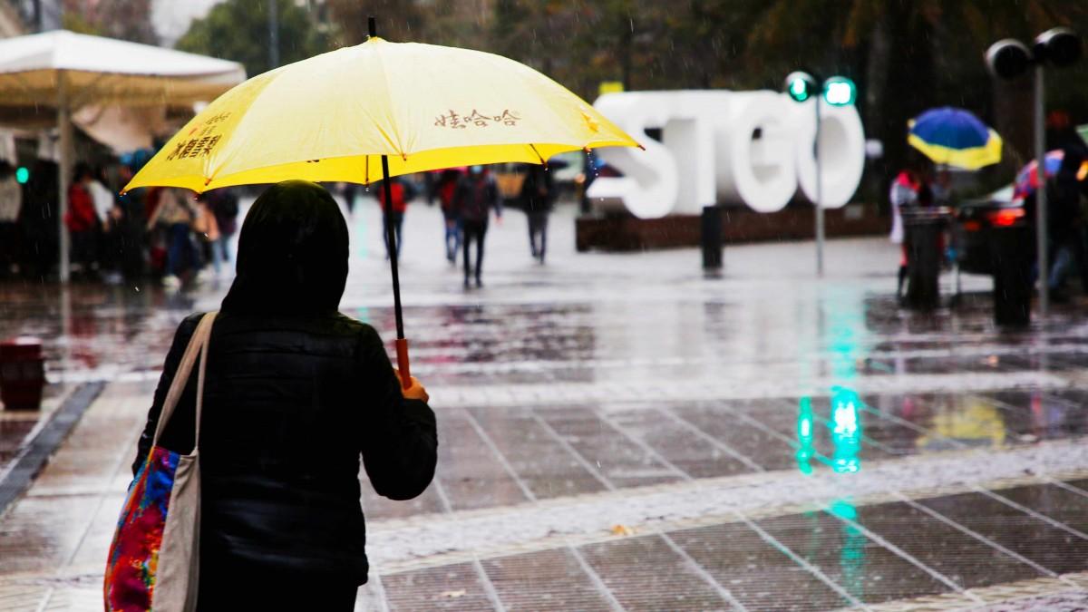 Chubascos en Santiago: Alejandro Sepúlveda anuncia en qué momento del día y en qué comunas se esperan precipitaciones meganoticias.cl/nacional/44497…