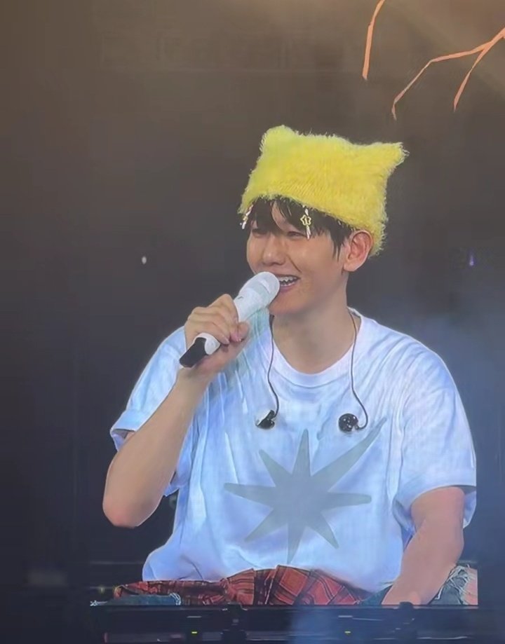 Baekhyun was touched by the fan video project and thanked them for it. After finding out that the fans (who made the vid) were at the concert, he then he teased eris by saying, 'sikat ka na (you're now famous)'

this bub haha he really treats his fans his besties ㅋㅋㅋㅋㅋㅋ