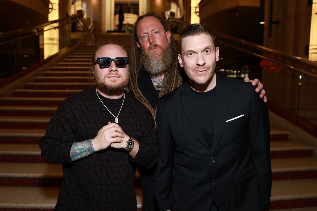 On #AmericanTop40 this week, #Shinedown continue to climb the chart with “A Symptom Of Being Human.” They’re the only group on the countdown. Others from earlier this year include #P1HARMONY, #LANY, #AJR, #Aqua and #GIdle. There was also the duo #ThirtySecondsToMars (📸: Getty)