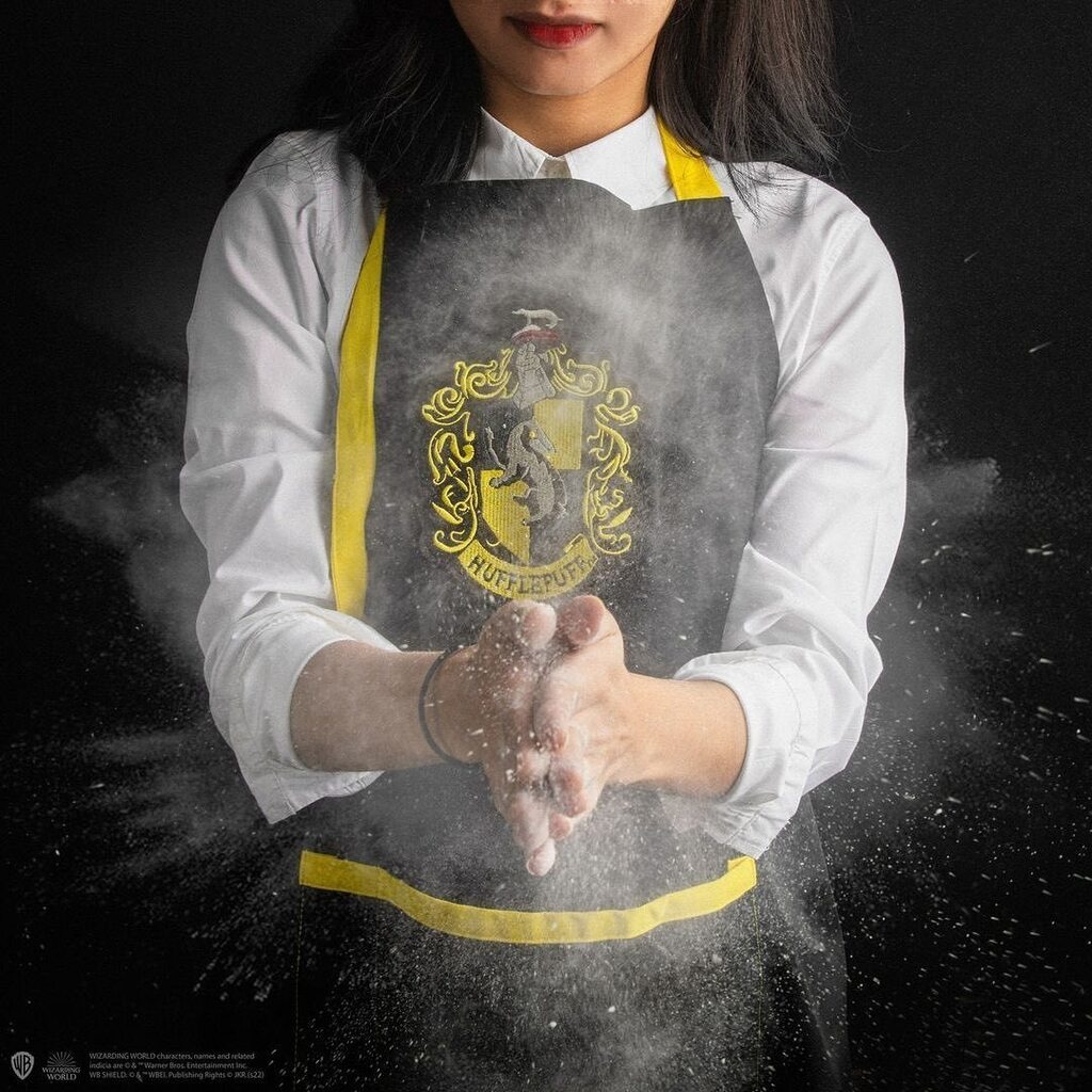 Time to whip up some magic in the kitchen! 

#harrypotter #harrypotterfan #wizardingworld #cinereplicas #tenda51 #lojaonline #officialmerchandise #hufflepuff