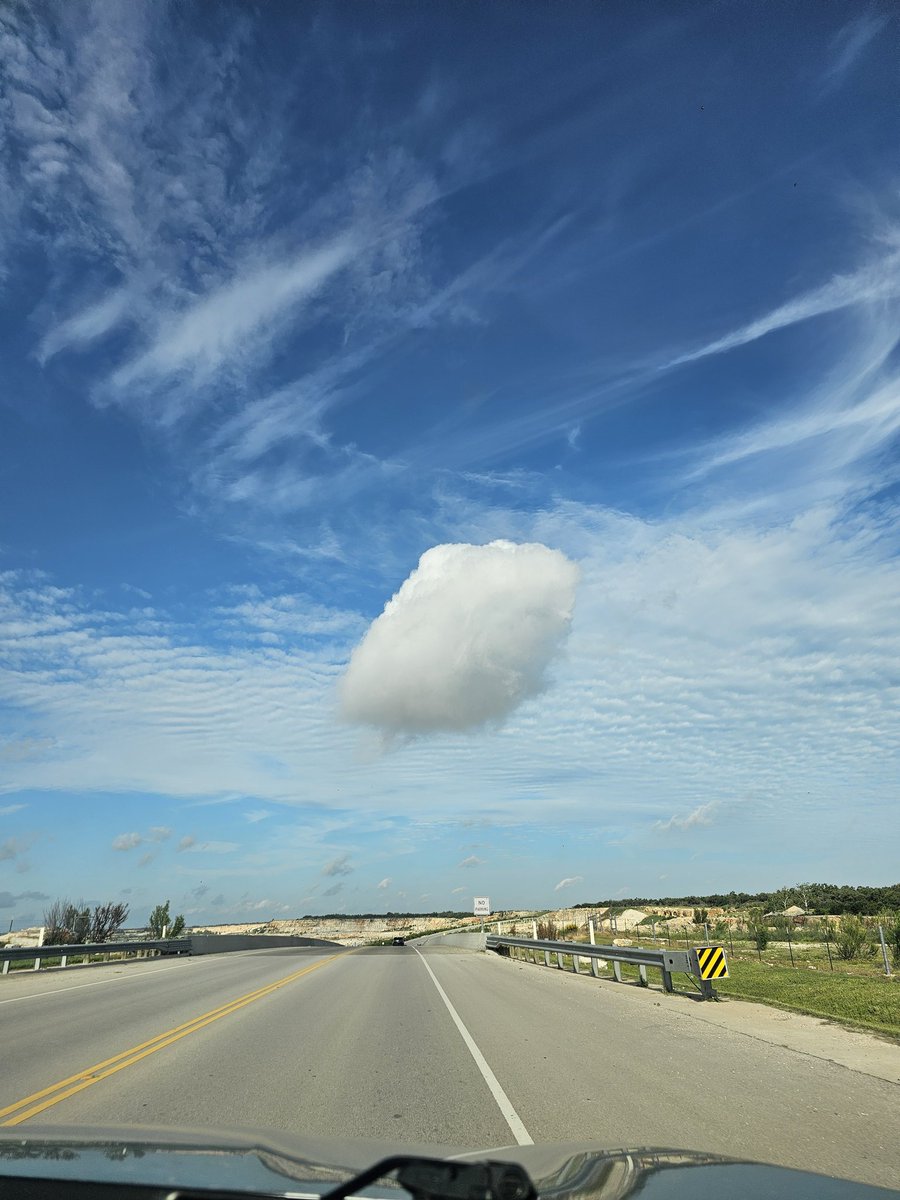 broombaker's tweet photo. Alien space ship or just a cool cloud? Lol @ryanhallyall @NWSSanAntonio @georgetowntx https://t.co/GknBdRDzvr
