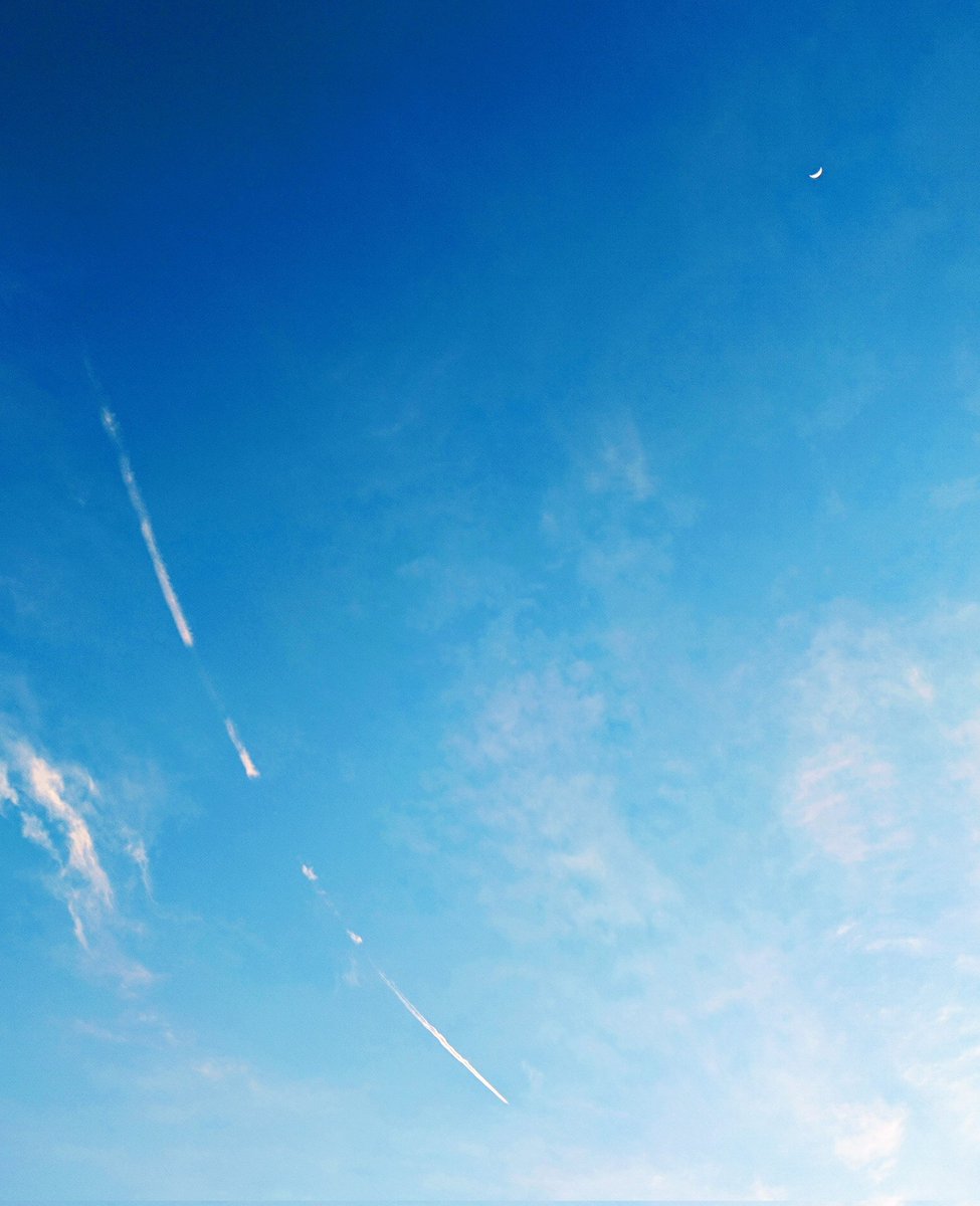 三日月🌛と飛行機雲✈️ #これを見た人は水色又は青色と白色の混ざった色の画像を貼れ