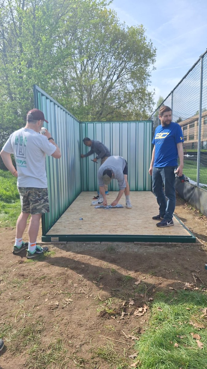 Huge thanks to the volunteers who went to the Newman Ground at Christs School to repair the net facilty and install a new storage unit. Thanks to all involved! ⁦@Chestertons⁩