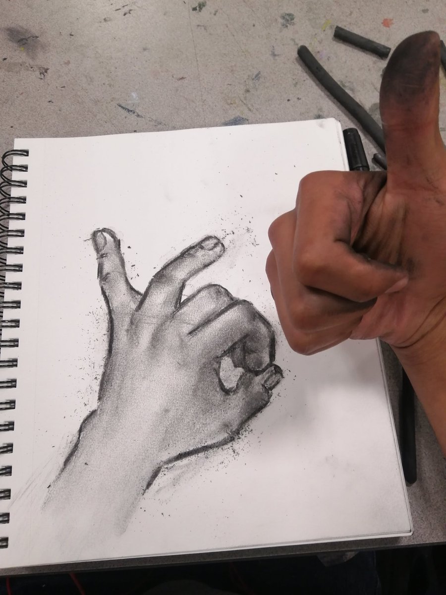 theCelestial_89's tweet photo. Llevo 1 año estudiando una licenciatura en artes
Estoy feliz con mi decisión 
1/4 https://t.co/uBRara0kL0