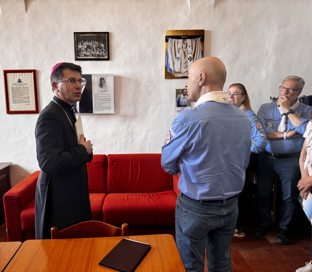 «Raccogliamo questa storia e facciamone memoria nella preghiera»
Mons. Fabio dal Cin inaugurando la sede dei #foulardbianchi a Loreto