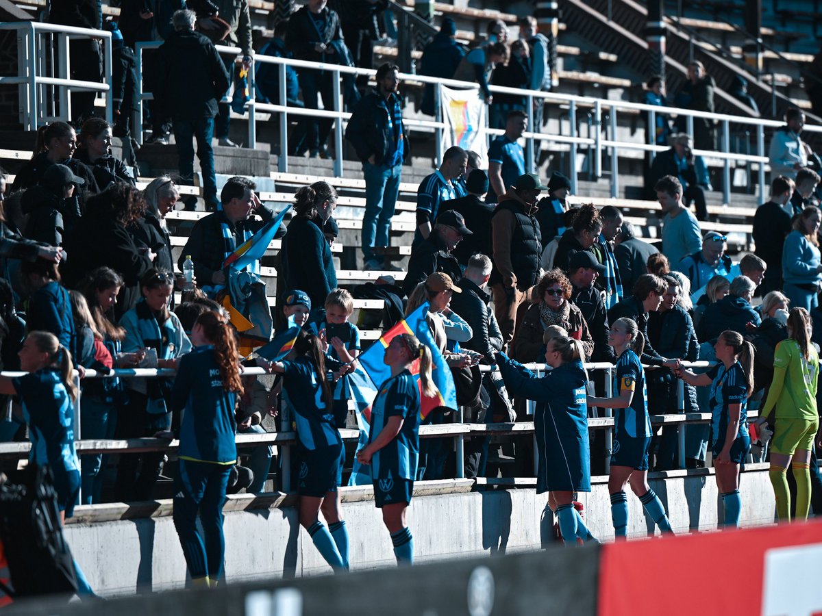 DIF_Fotboll's tweet photo. Firande på ett soligt Stadion ☀️

Nästa hemmamatch spelas lördag 27 april 15:00 mot KIF Örebro 🏟️ https://t.co/JYWHrltzB9