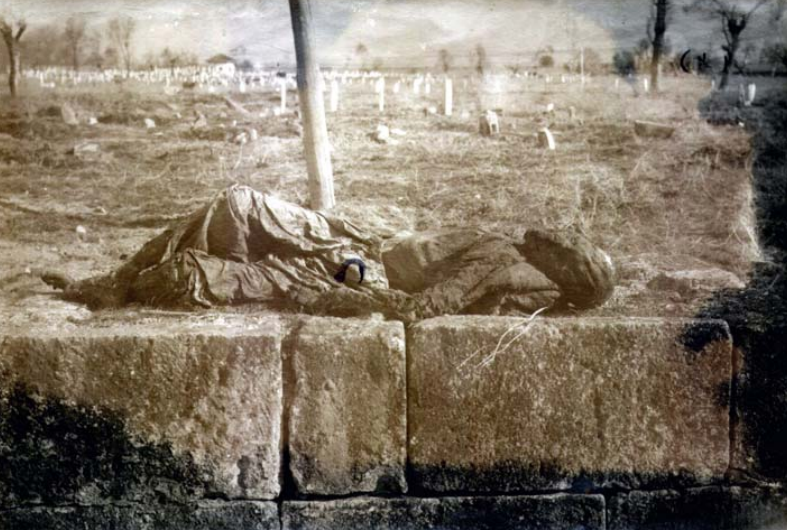 Erzincan'da Ermeni çeteciler tarafından su kuyusuna atılarak şehit edilen ve naaşı sonradan Osmanlı askerleri tarafından bulunarak kuyudan çıkarılan 54 yaşındaki Mahmut Ağa. Mahmut Agha, who was martyred by being thrown into a water well by Armenian gangs in Erzincan. 1918.