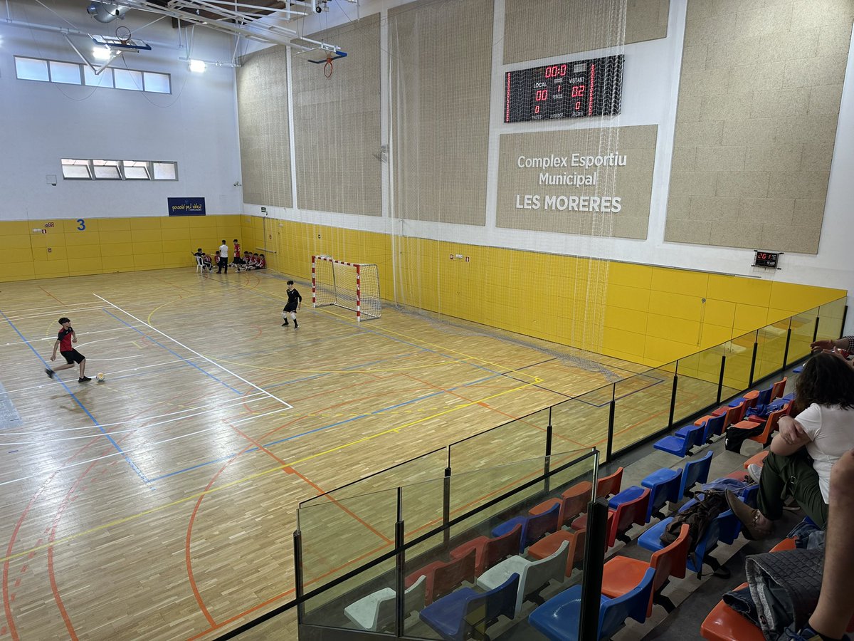 <a href="/ajesplugues/">Ajuntament d'Esplugues de Llobregat</a> 28,2 graus i pujant. Aquí no es pot jugar a futbol