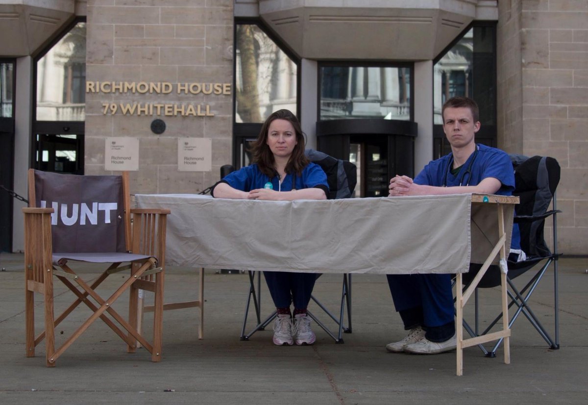 8 years ago today. @DaganLonsdale & I started a peaceful protest outside @DHSCgovuk to persuade Jeremy Hunt to avoid further strikes by getting back round the table to talk. He refused to meet us. The govt's still at it - bullying & infantilising junior doctors. For shame.
