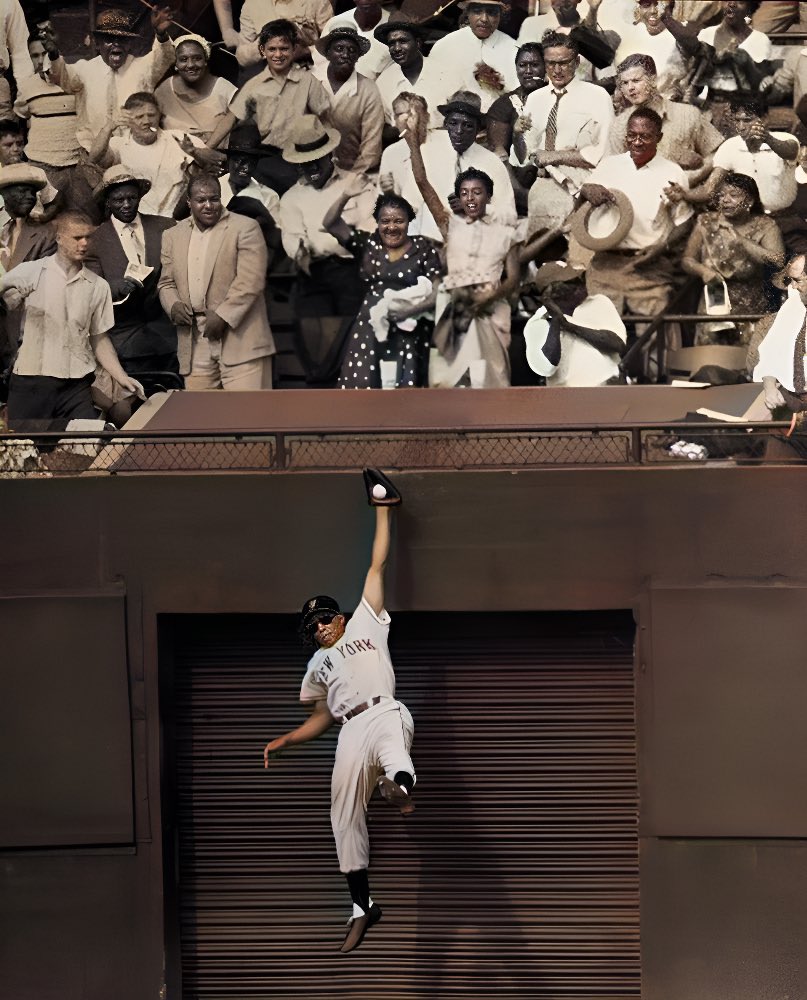 AfricanArchives's tweet photo. Willie Mays makes a catch at the wall at Ebbets Field, 1954. https://t.co/5dbbm2rTYa