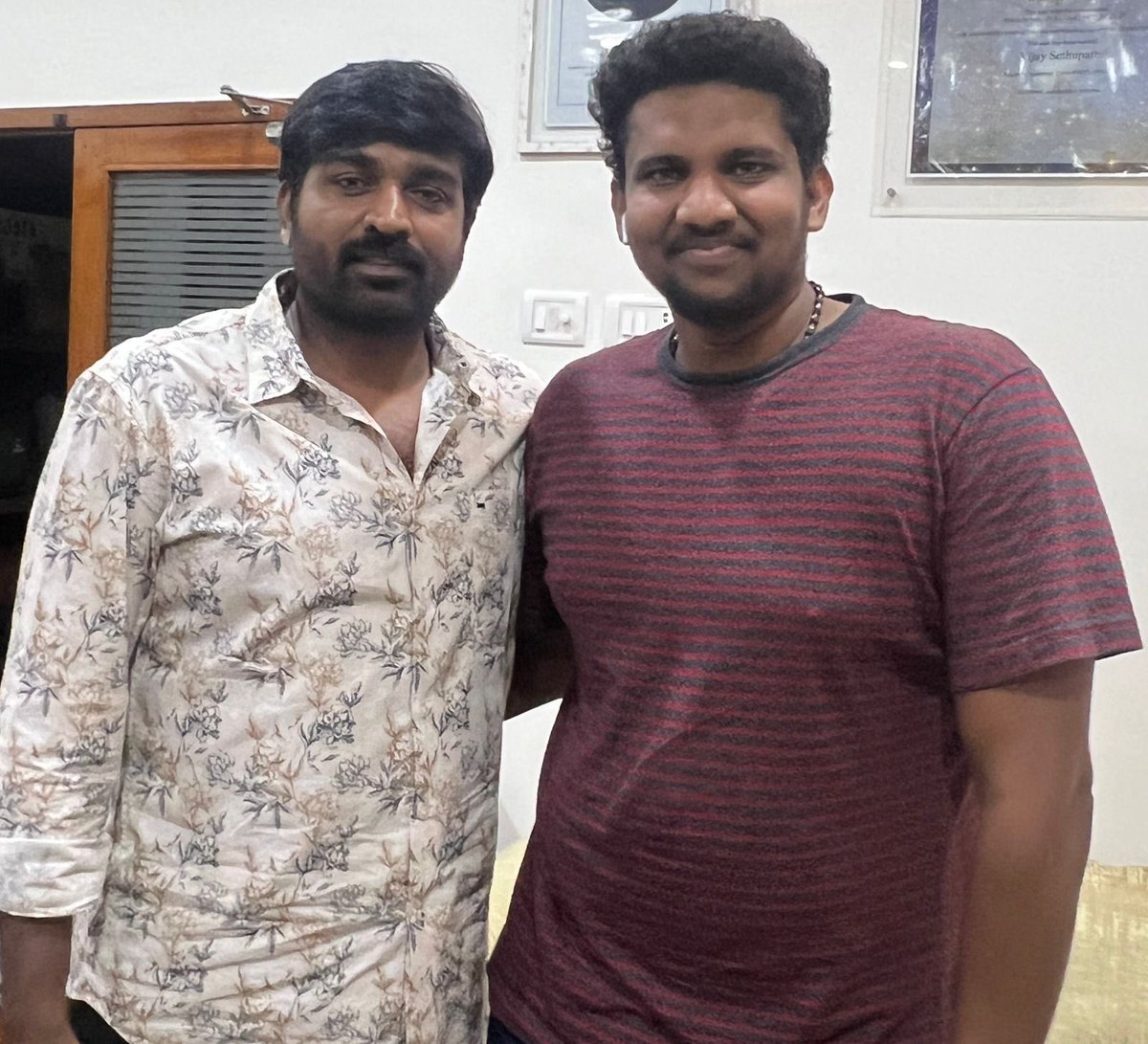 Makkal Selvan #VijaySethupathi met #SoodhuKavvum2 Director @dir_arjun and Cinematographer @dopkthillai and conveyed his best wishes for the great success of the film 🤝