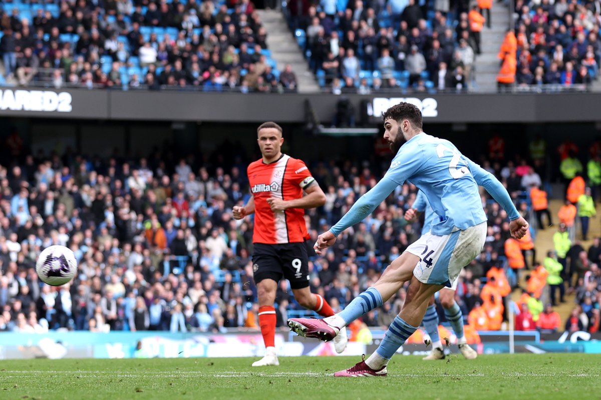 A first Premier League goal for Josko Gvardiol, and what a way to score it! He receives a pass from Jeremy Doku, and from the edge of the area he fires a finish into the roof of the net! #MCILUT