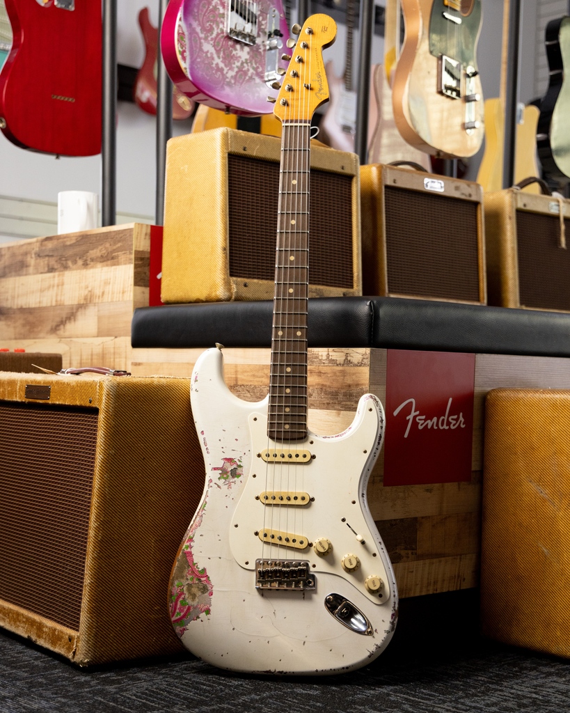 themusiczoo's tweet photo. Have yourself a #Straturday unlike any other with this Olympic Pearl over 𝐏𝐚𝐢𝐬𝐥𝐞𝐲 '𝟔𝟎 #𝐒𝐭𝐫𝐚𝐭𝐨𝐜𝐚𝐬𝐭𝐞𝐫 𝐌𝐚𝐬𝐭𝐞𝐫𝐛𝐮𝐢𝐥𝐭 by 𝐉𝐚𝐬𝐨𝐧 𝐒𝐦𝐢𝐭𝐡 at the Fender Custom Shop!⁣⁣
⁣⁣
Shop now: https://t.co/9pvnlEjdJn

#fendercustomshop #fendercustom https://t.co/eeg7ImpnPd