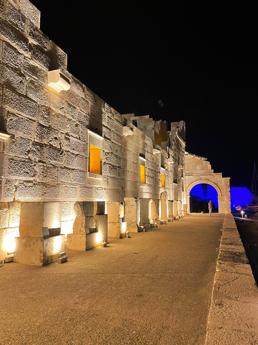 Dün gece Patara 🤎 Gece ışıl ışıl görmek ayrı güzeldi, atmosfer bambaşkaydı. Gezerken @HavvaIskan hoca ile karşılaşıp canlı yayınına katılmak da harika bir sürpriz oldu. Deniz feneri bittiğinde yeniden karşılaşmak dileğiyle..