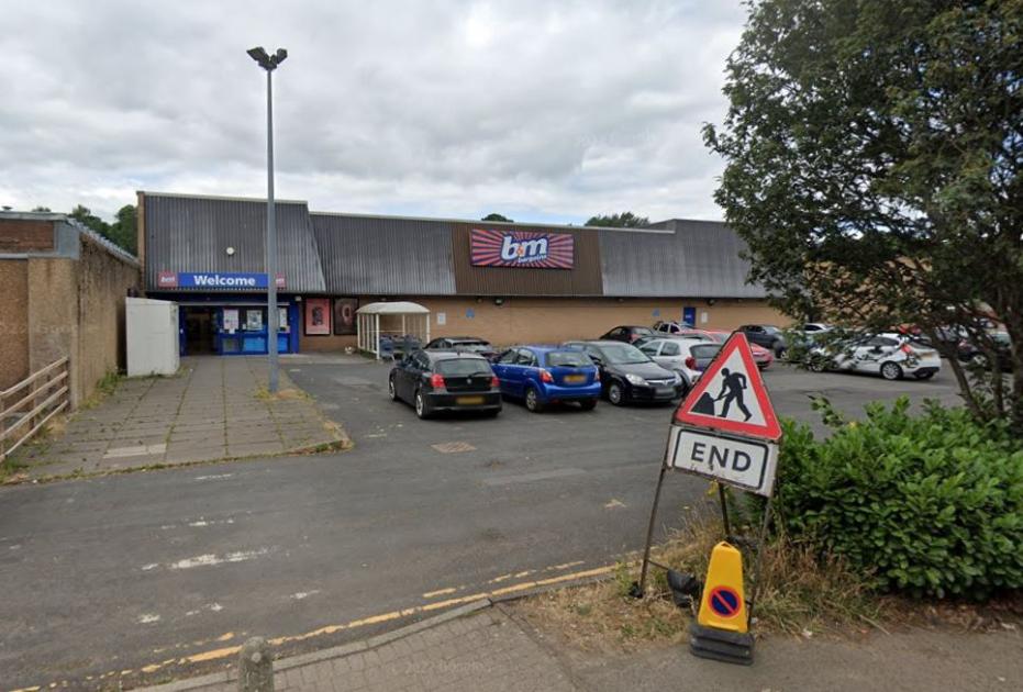 A 45-YEAR-OLD man who stole a purse from a pensioner’s bag as she returned her trolley to the B&M store in Hawick has been ordered to carry out 70 hours of unpaid work. dlvr.it/T5SX6y 🔗 Link below