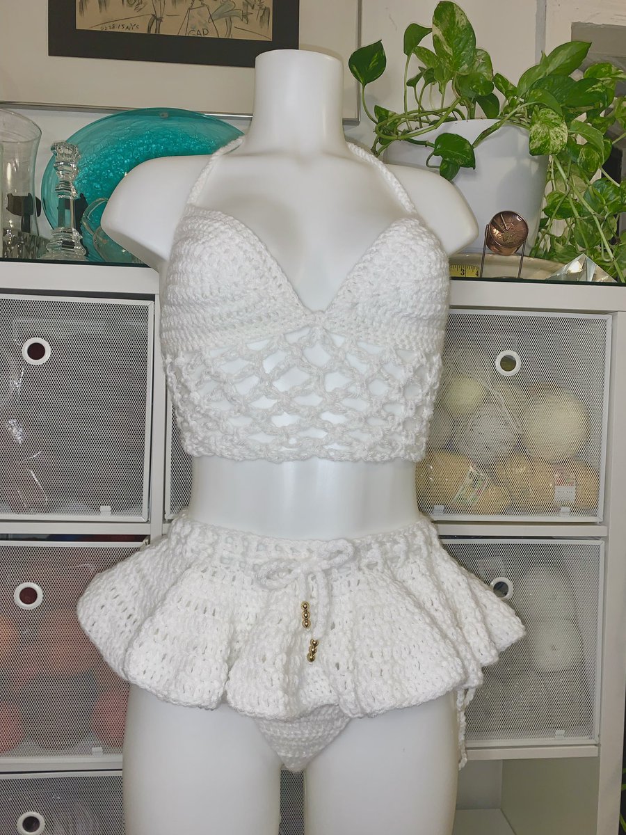 Came on here just to show y’all the latest set I crocheted . Such a beauty 😍🤍