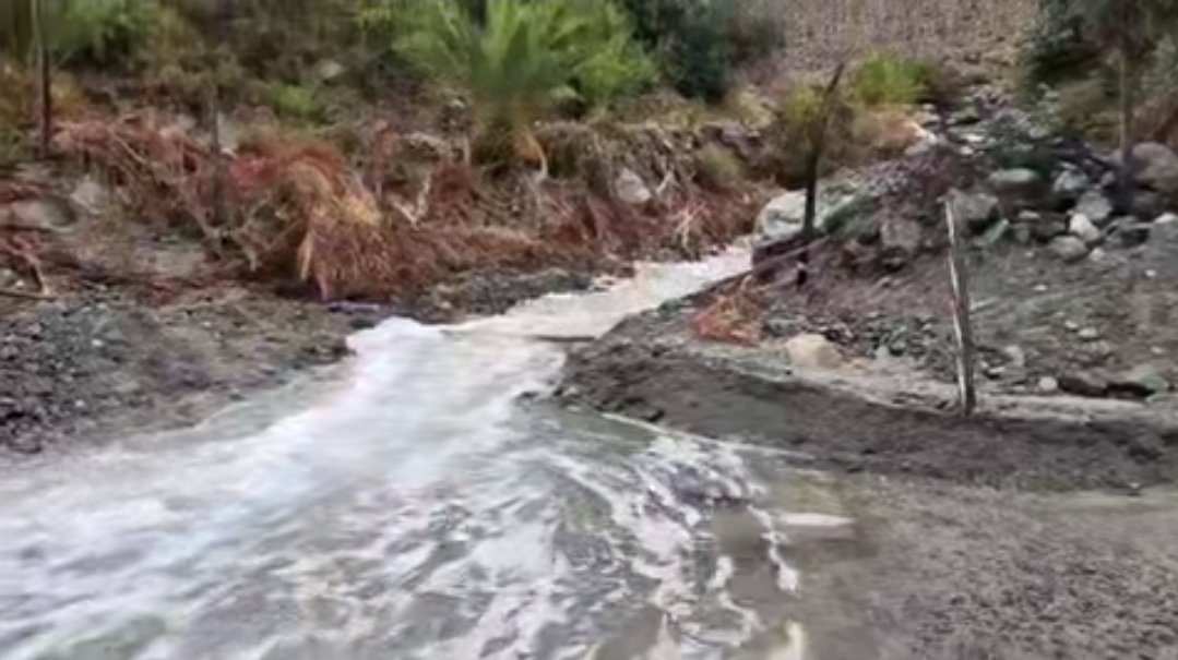 A esta hora se registran anegamiento y cortes en interior-cordillera de Atacama y Coquimbo. Reiterar que este evento se concentra allí y NO en la costa. La inestabilidad seguirá hasta el lunes.