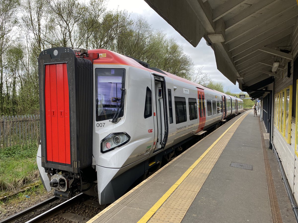 loypass_SCCar's tweet image. 🚈 First Welsh #Civity for the return - 197007 Happy Valley - down what must be one of the most step-free rural lines in the land.
The class bears an air of maid-of-all-work versatility, having now ridden in, felt and heard one. #class197 @tfwrail #BorderlandsLine
