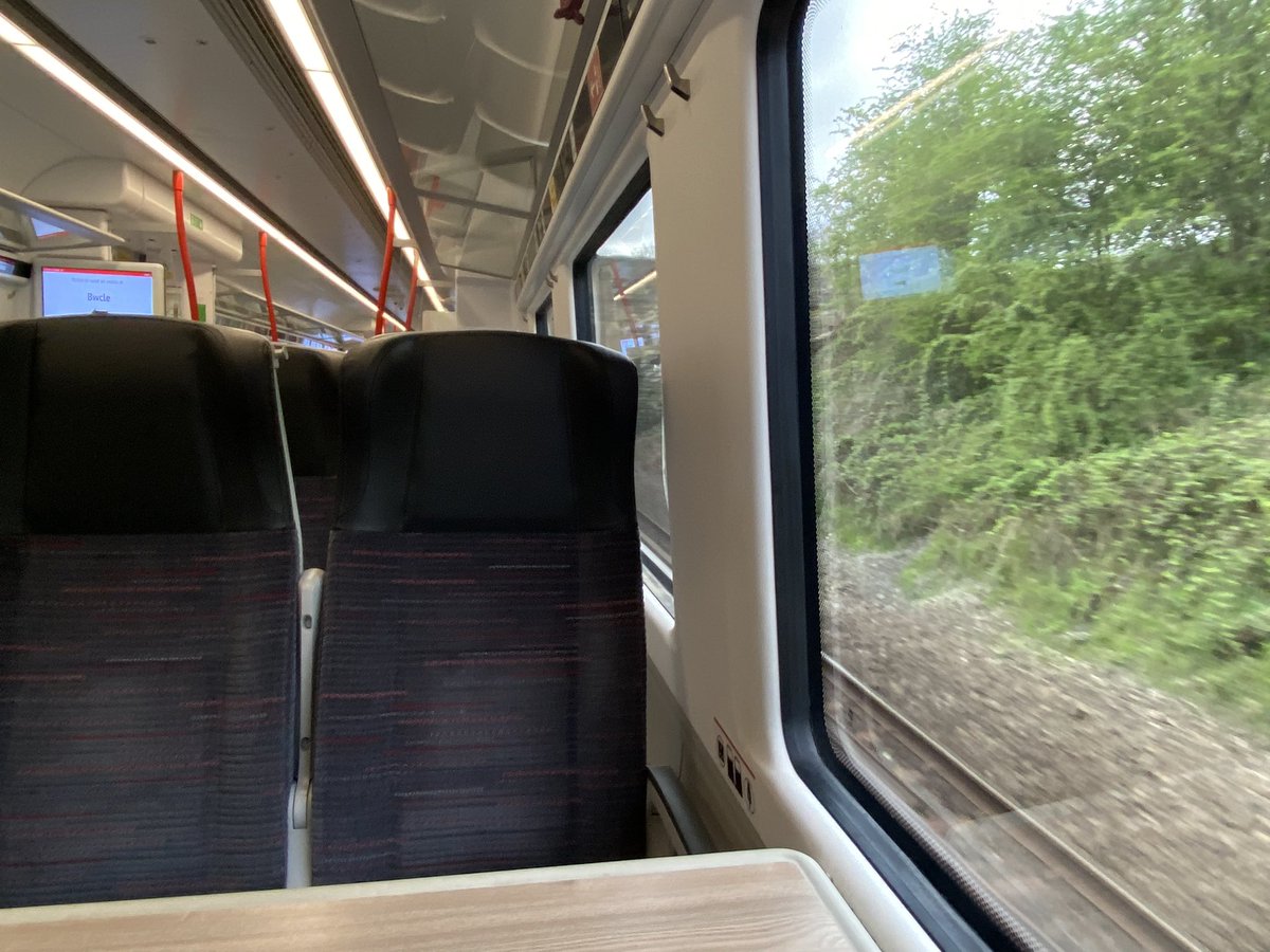 loypass_SCCar's tweet image. 🚈 First Welsh #Civity for the return - 197007 Happy Valley - down what must be one of the most step-free rural lines in the land.
The class bears an air of maid-of-all-work versatility, having now ridden in, felt and heard one. #class197 @tfwrail #BorderlandsLine