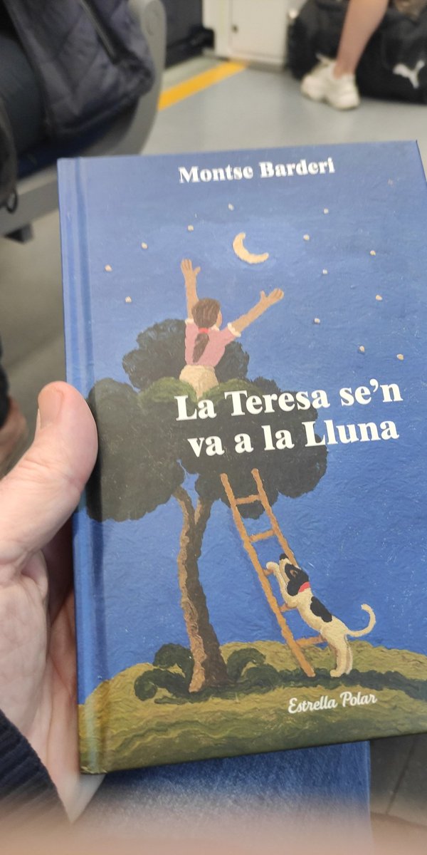 Quina història més maca i sensible ha escrit la @montsebarderi , per ensenyar-nos a no perdre l'esperança i no deixar d'il·lusionar-nos encara que els nostres somnis xoquin amb la realitat. Les il·lustracions, pròpies del mestre Ramiro Fernández. Un encert @Ed_62