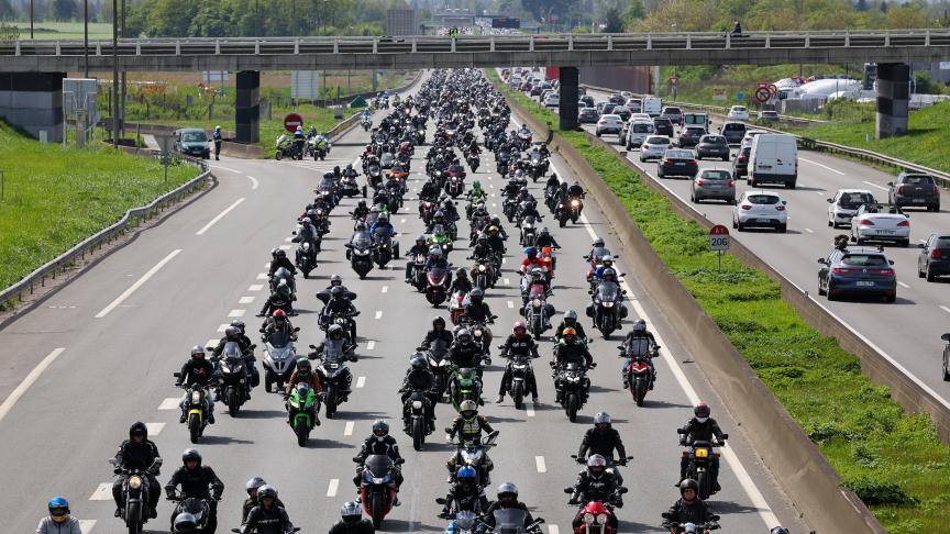 Contrôle technique des motos : des milliers de #motards en colère sur les autoroutes en direction de Dunkerque lavoixdunord.fr/1451618/articl…