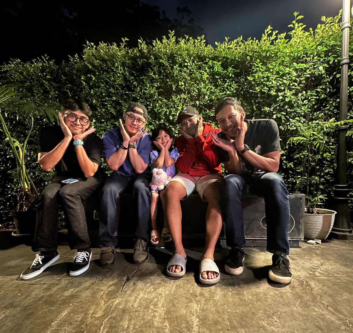 gaidagegiver4's tweet photo. @avalovin @rmsidik .. makasi udah ngumpul dan bercerita, terakhir sebelum em ke surabaya ya makan grill d rmh em heheh https://t.co/d9rIIejU78