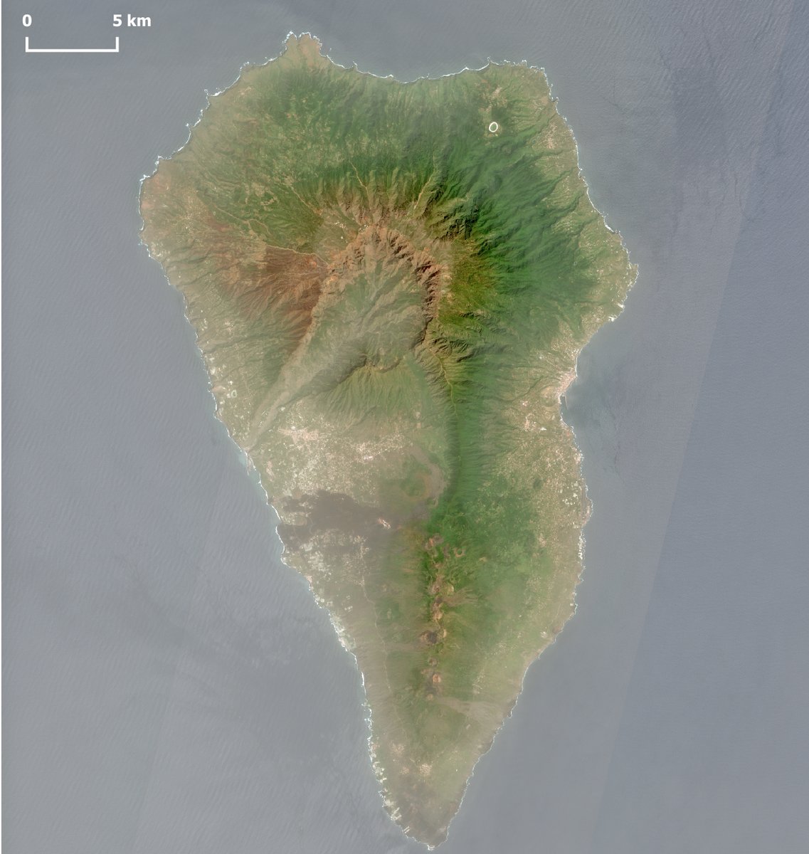 🟡🟢🏝️🇮🇨🇪🇸An amazing view of #LaPalma island with a tipical green dress of #spring,in this case shaded by the heavy #saharandust that reached the cloudless sky of #Canarias in this #Sentinel2 image of April 12. The huge lava field of #LaCumbreVieja is still there. #spain