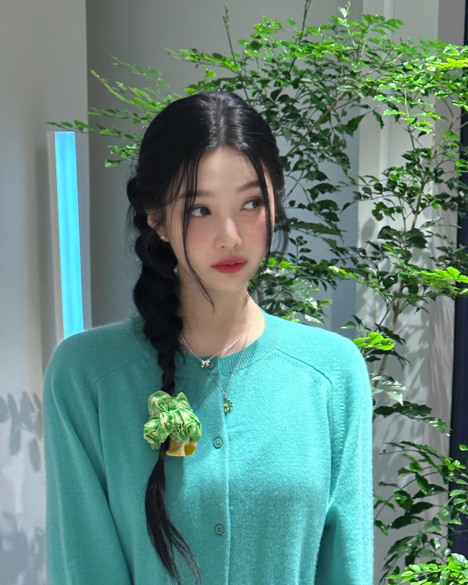 varvarenya's tweet photo. 어케햇지
조이 데뷔 전에 상징색 골라주신 분
뭐지진짜
초록이조이고조이가초록이잖아지금 https://t.co/feD4eJYqk3