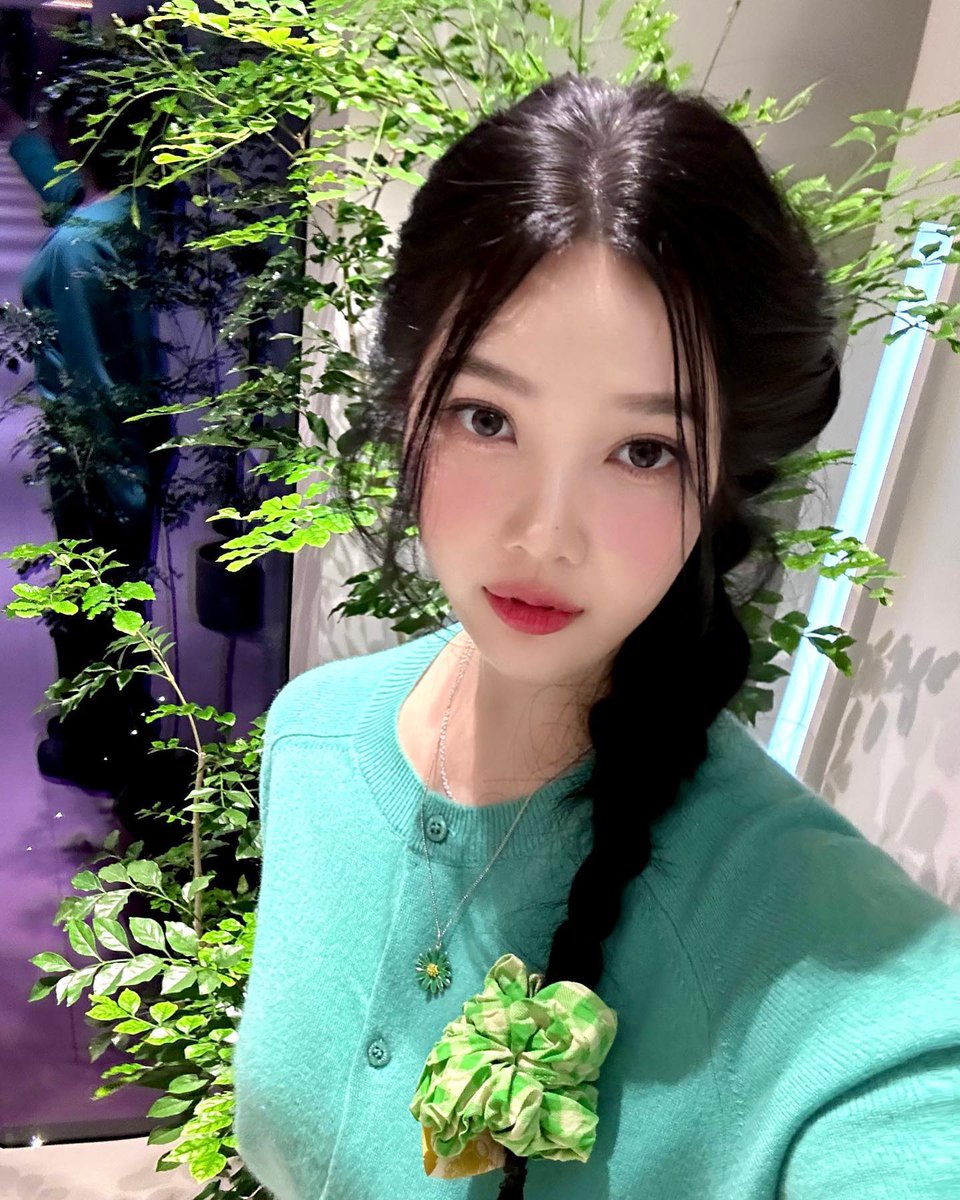 varvarenya's tweet photo. 어케햇지
조이 데뷔 전에 상징색 골라주신 분
뭐지진짜
초록이조이고조이가초록이잖아지금 https://t.co/feD4eJYqk3