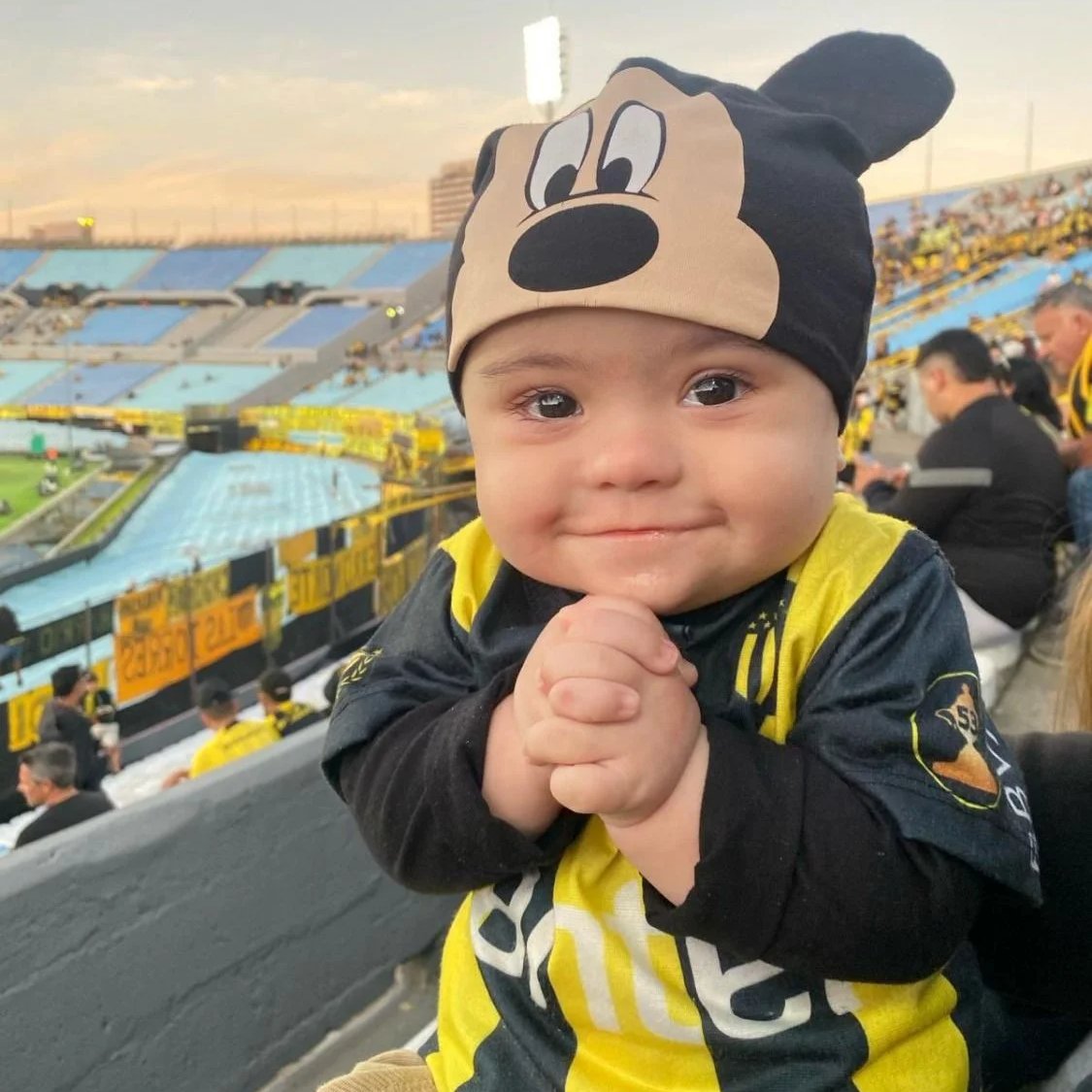 Meet Ramiro, a 10-month old Peñarol fan with down syndrome who inspired a campaign so that he could travel to @OficialCAP's training ground • This effort was also helped by @Nacional fans as he became famous all over Uruguay