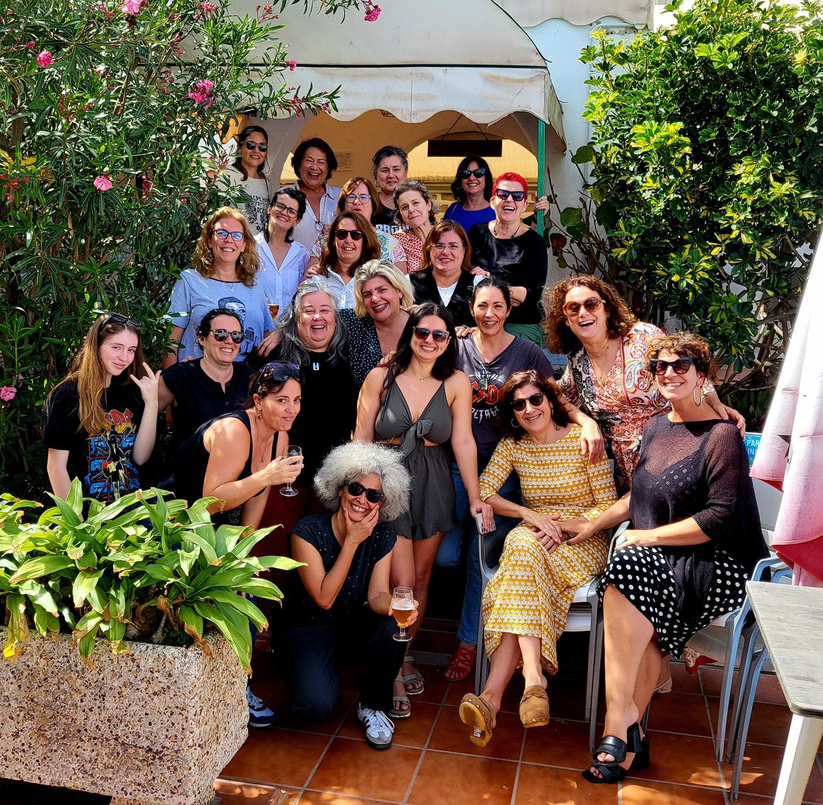VivasComunican's tweet photo. 📷🙋‍♀️ Y con esta foto de familia terminó la celebración nuestro sexto aniversario 🎂 .
Una tarde de (re)encuentros y emociones, que contó con la presencia de Herminia Fajardo, primera socia honorífica de #VivasComunicadoras 👏

¡6 años unidas en la lucha por la #Igualdad! 💜 https://t.co/B3LUiFiRQa