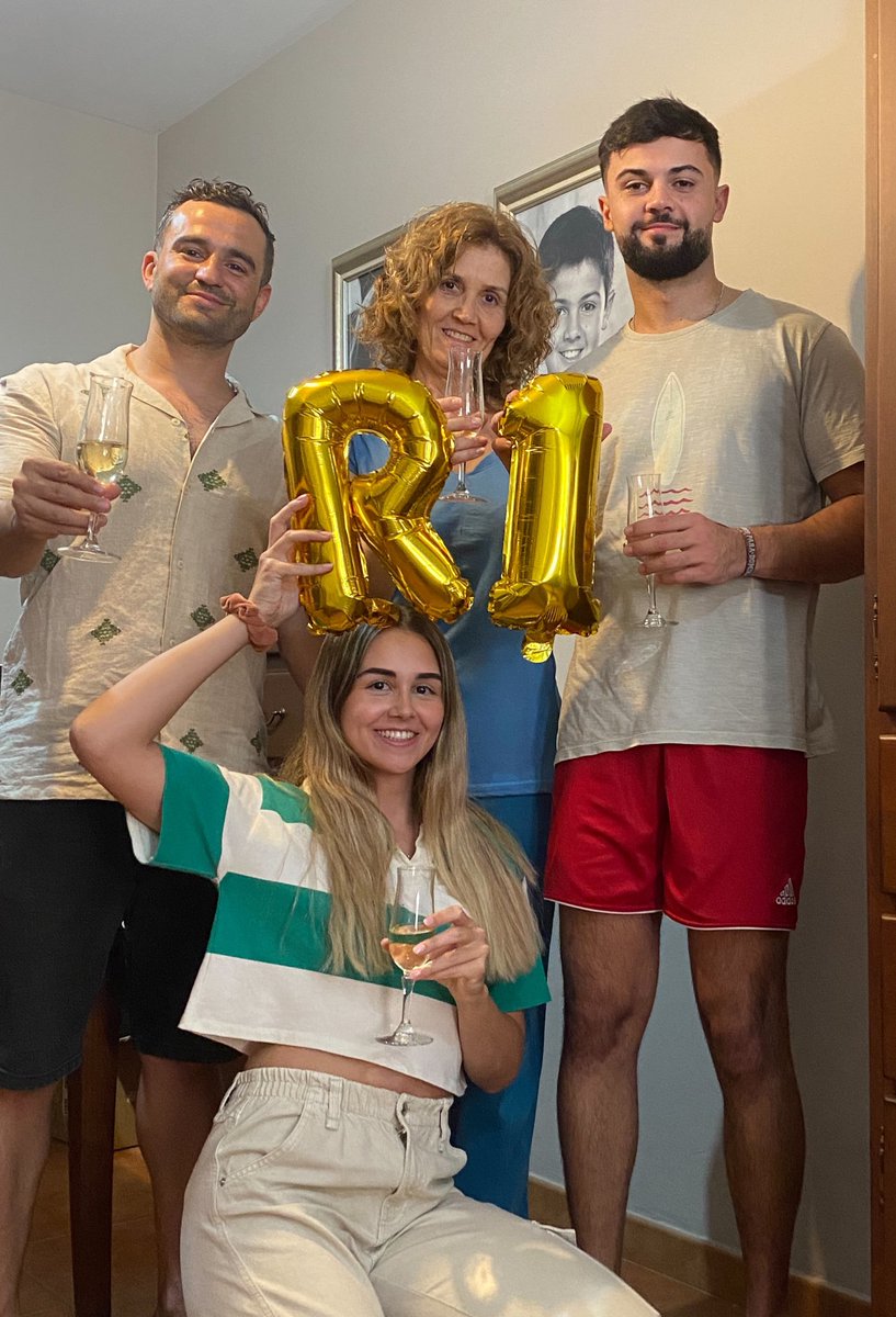 elena mñz 💛 tweet media