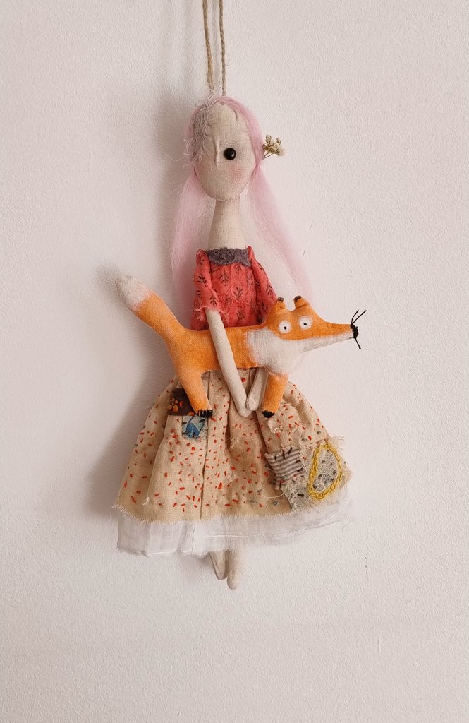 New little doll with fox available on my website 🦊💕 They are not so cute littlebirdofparadise.bigcartel.com/product/pink-h… #MHHSBD #CraftBizParty #SaturdayVibes