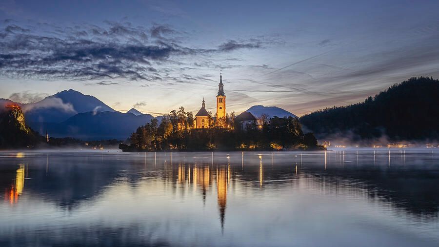 Morning at Lake Bled Island 2 Slovenia! buff.ly/3TWdga2 #lakebled #slovenia #island #church #tower #bluehour #travel #travelphotography @joancarroll