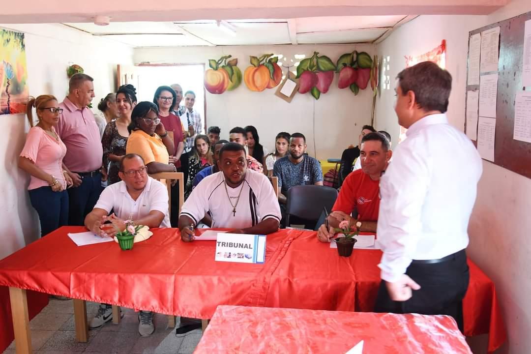 Como parte de su visita a Santiago de Cuba, Ministro @WalterBG_MES visitó los CUM de San Luis y Tercer Frente, donde se reunieron con miembros del Consejo de Dirección, trabajadores y estudiantes. Se dialogó sobre los Proyectos de Desarrollo Local y proyecciones de trabajo.