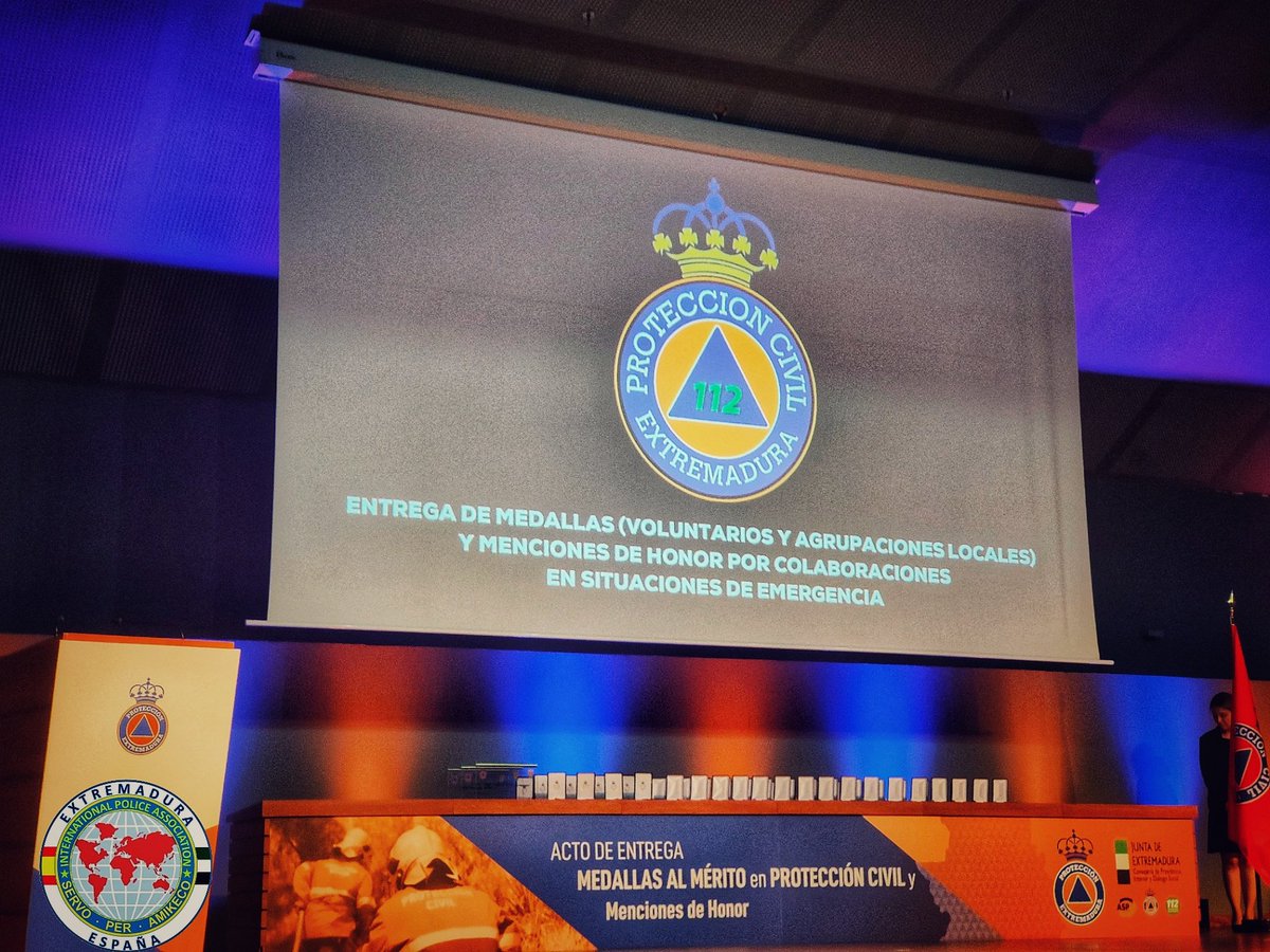 Hoy era su día, el día del reconocimiento al voluntariado de Protección Civil, y desde la Consejería de Presidencia, Interior y Diálogo Social, se nos ha invitado a poder participar en este acto. Enhorabuena a todos los homenajeados y gracias.
Gracias también a <a href="/fernandoj/">fernandoj</a>.manzano