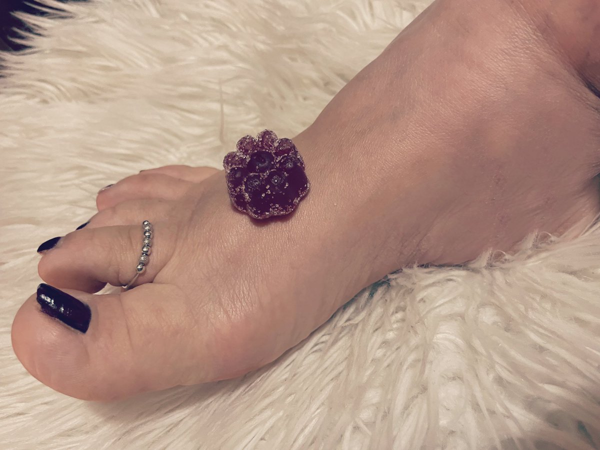 jadeflo23's tweet photo. 💸Do you deserve this candy? You know What you have to do.🇮🇹 Ti meriti questa caramella? Sai cosa fare 🔥💸
#findomgodess #findom #feet #feetworshi̇p #piedi #fetish #onlyfans https://t.co/tnrPY4JOr2