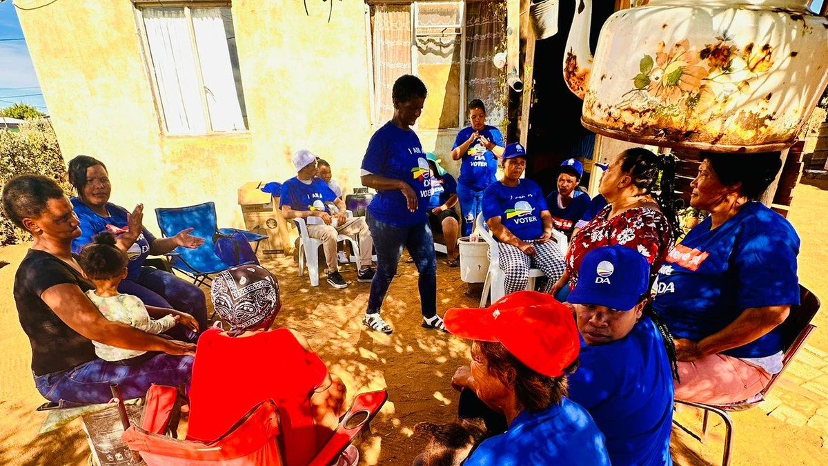 DA_NCape's tweet photo. ⚡We no longer have a reliable power supply and crime is out of control. It is time to rescue the Northern Cape.

Gizella Opperman addressed a house meeting in #Loeriesfontein, urging residents to join the mission to #RescueSA.

#VoteDA #RescueSA https://t.co/FXXYozVGhM