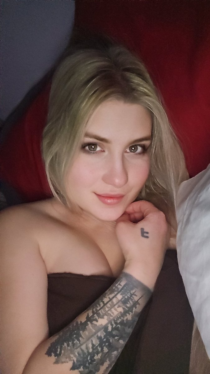 MarieKaylee2's tweet photo. Don't wanna get up and outta bed today. https://t.co/FLzBGo4dH6