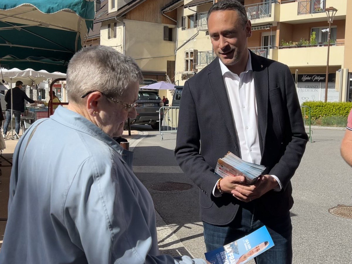 B_Bernard73's tweet photo. Tractage sur le marché d'#Ugine et auprès des commercants, avec @BressePauline et le @RNJ_Savoie.
Le 9 juin, un seul vote possible : celui des Nations libres avec @J_Bardella ! 🇫🇷
#VivementLe9Juin https://t.co/HVysxETTrd
